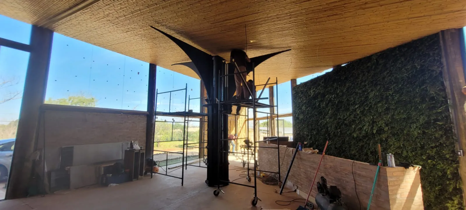 Estrutura e revestimentos de bambu do Vanara Bubble — registro de obra.