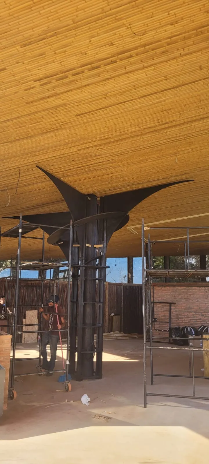 Estrutura e revestimentos de bambu do Vanara Bubble — registro de obra.