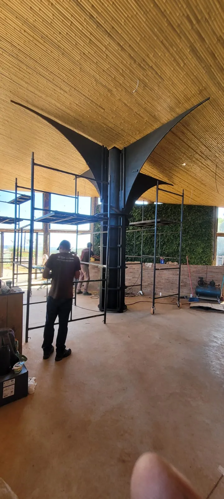Estrutura e revestimentos de bambu do Vanara Bubble — registro de obra.