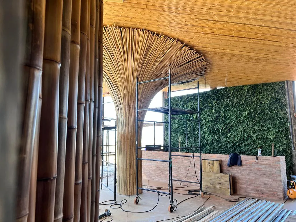 Estrutura e revestimentos de bambu do Vanara Bubble — registro de obra.