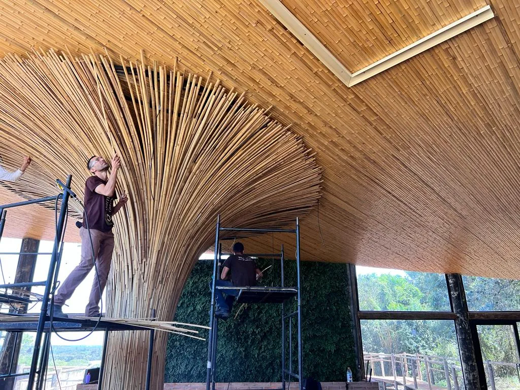 Estrutura e revestimentos de bambu do Vanara Bubble — registro de obra.