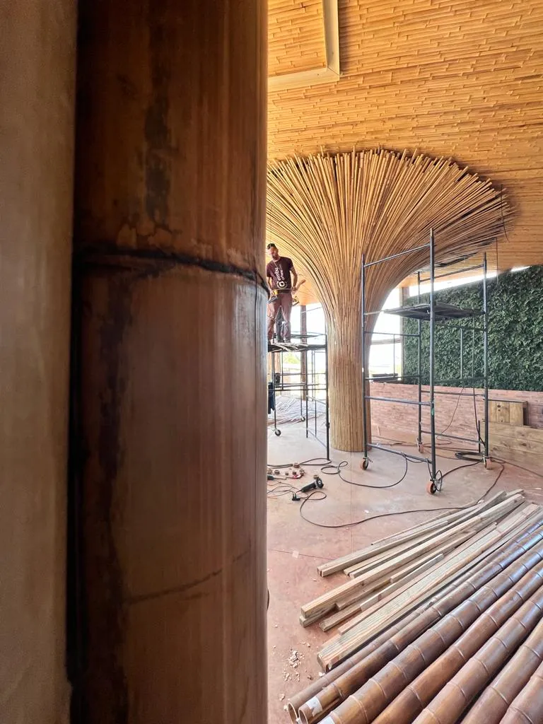 Estrutura e revestimentos de bambu do Vanara Bubble — registro de obra.