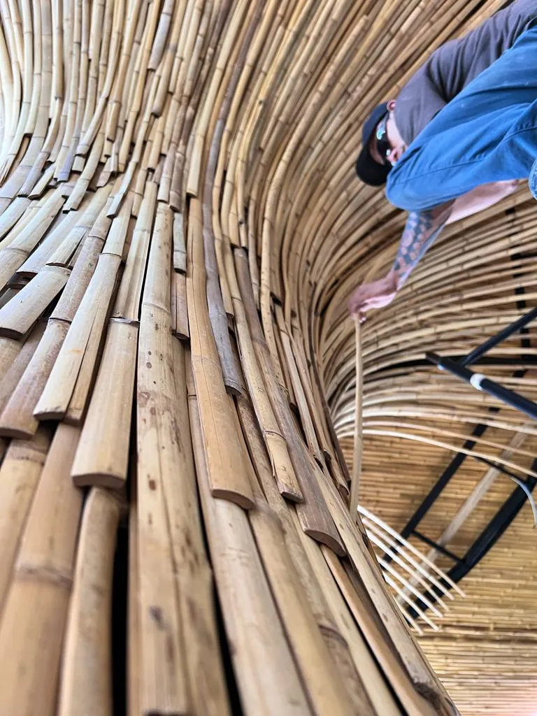 Estrutura e revestimentos de bambu do Vanara Bubble — registro de obra.