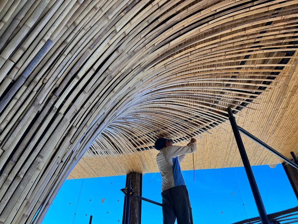 Estrutura e revestimentos de bambu do Vanara Bubble — registro de obra.