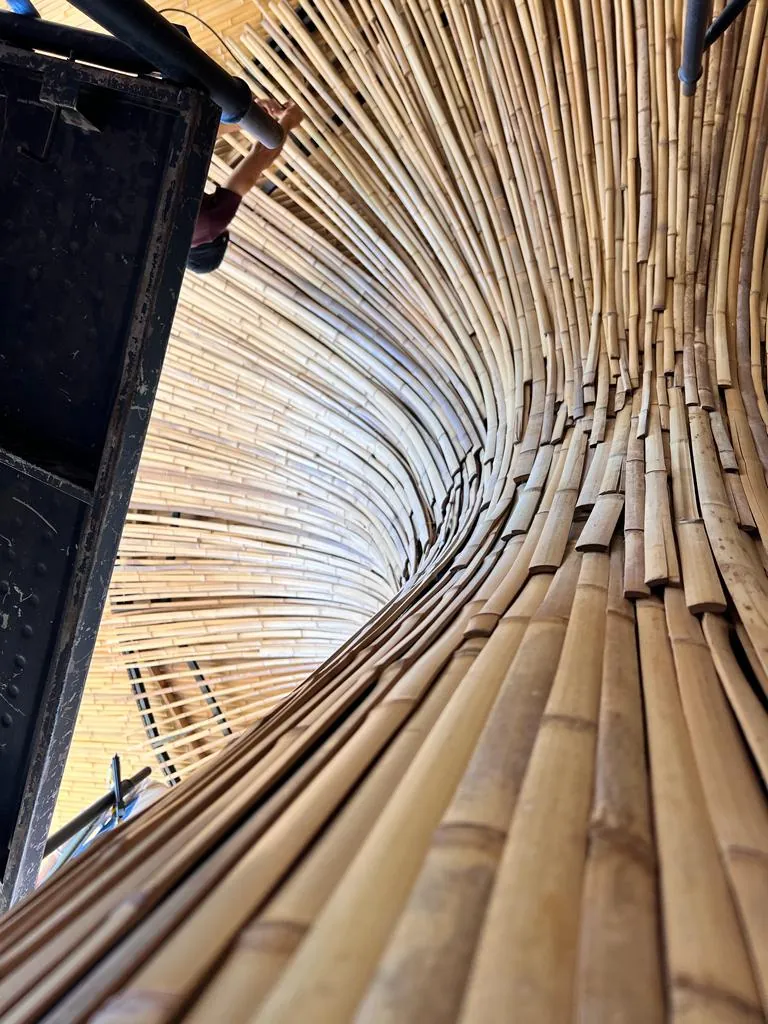Estrutura e revestimentos de bambu do Vanara Bubble — registro de obra.