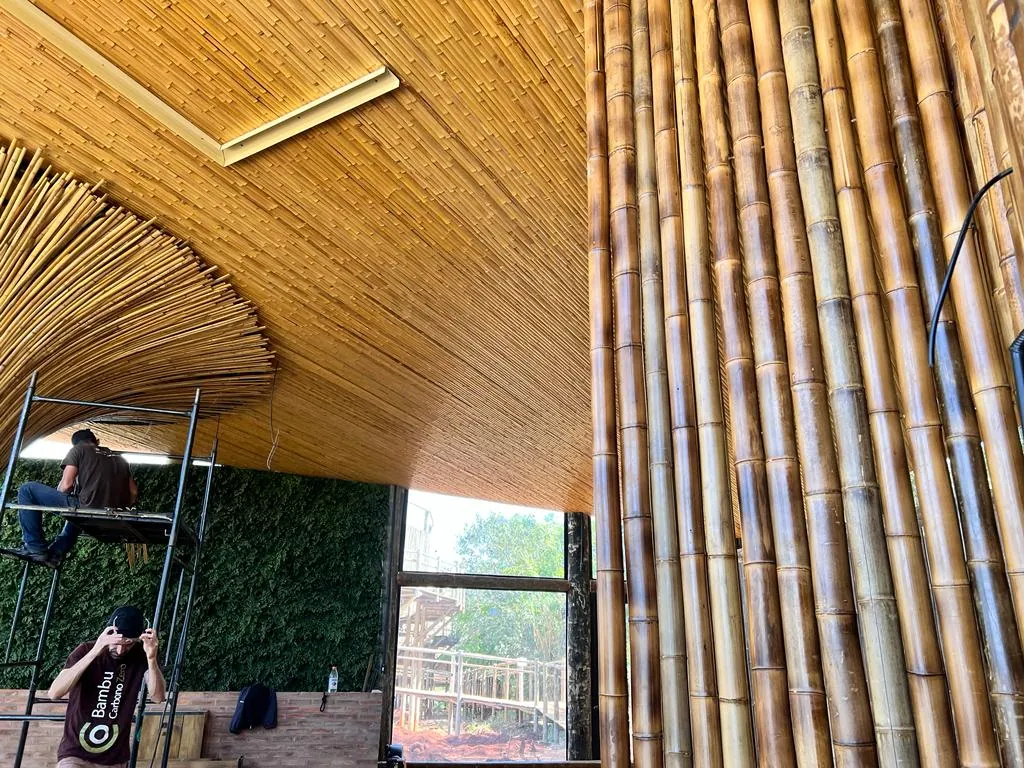 Estrutura e revestimentos de bambu do Vanara Bubble — registro de obra.