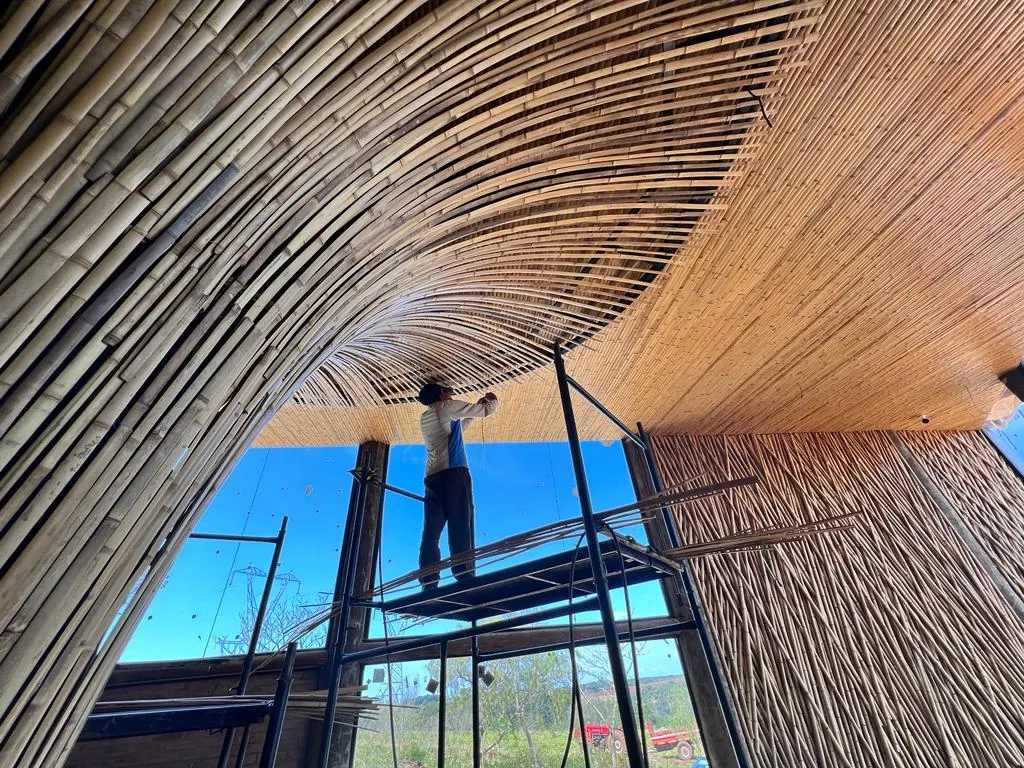 Estrutura e revestimentos de bambu do Vanara Bubble — registro de obra.