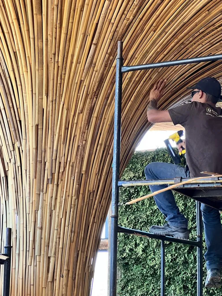 Estrutura e revestimentos de bambu do Vanara Bubble — registro de obra.