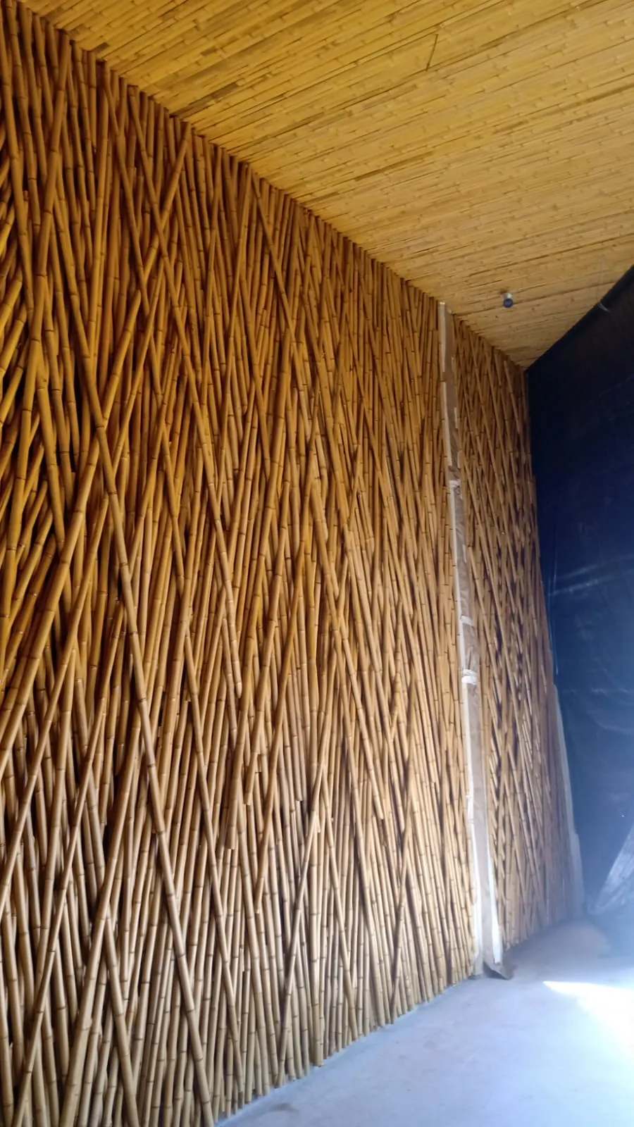 Estrutura e revestimentos de bambu do Vanara Bubble — registro de obra.