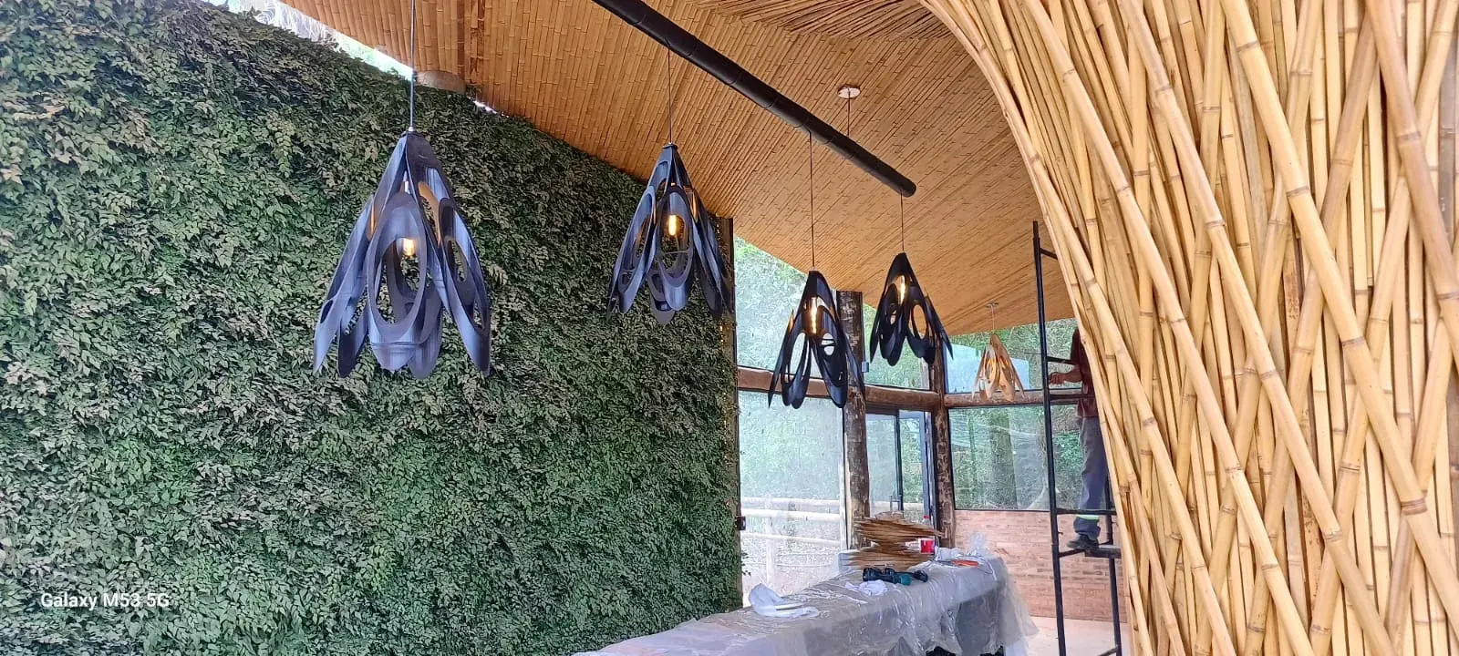 Estrutura e revestimentos de bambu do Vanara Bubble — registro de obra.