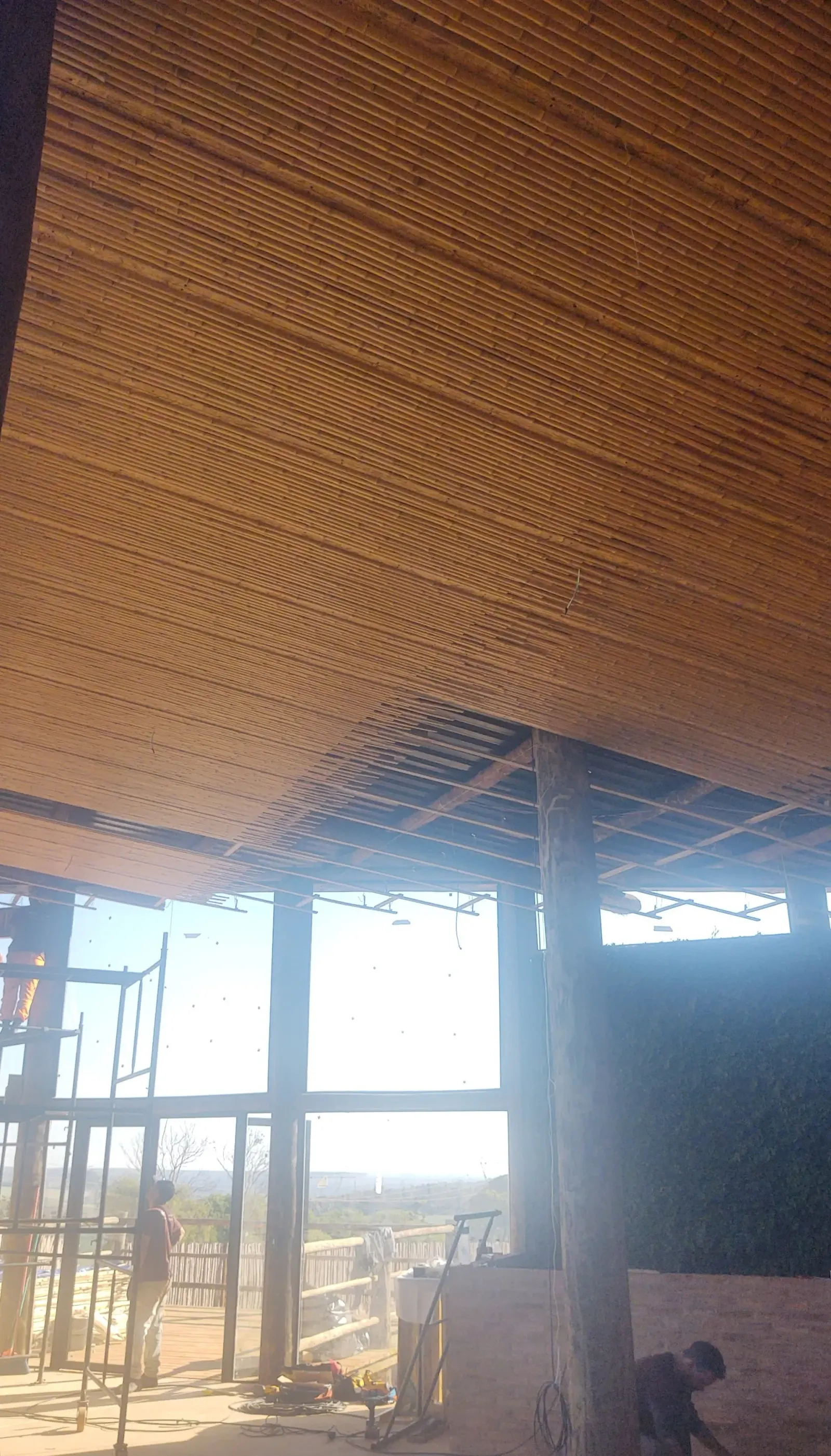 Estrutura e revestimentos de bambu do Vanara Bubble — registro de obra.