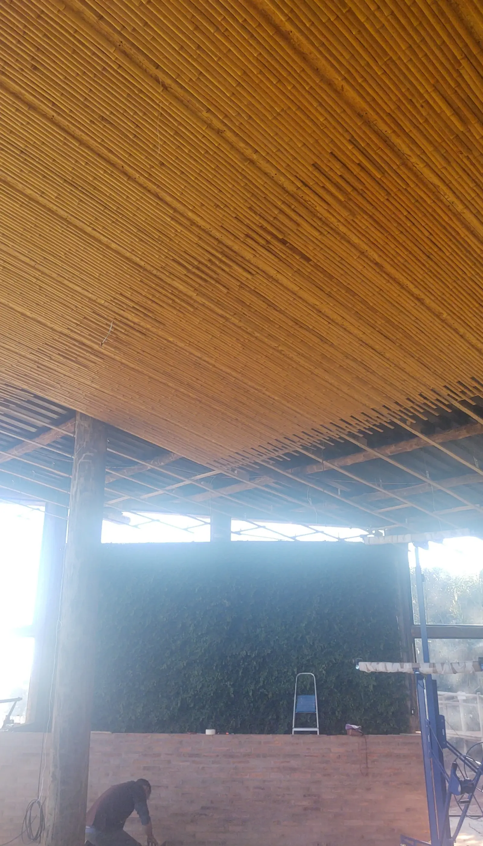 Estrutura e revestimentos de bambu do Vanara Bubble — registro de obra.