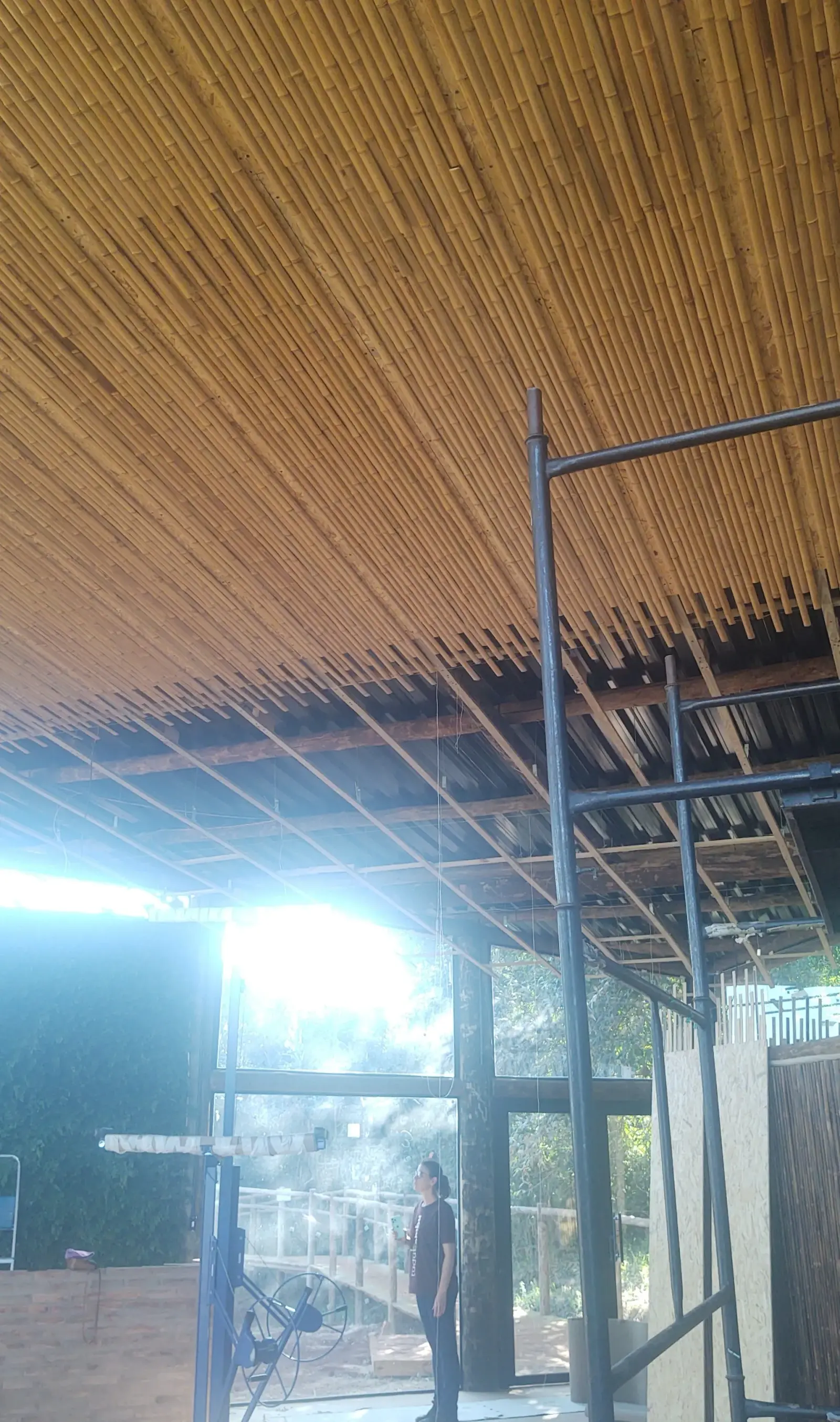 Estrutura e revestimentos de bambu do Vanara Bubble — registro de obra.