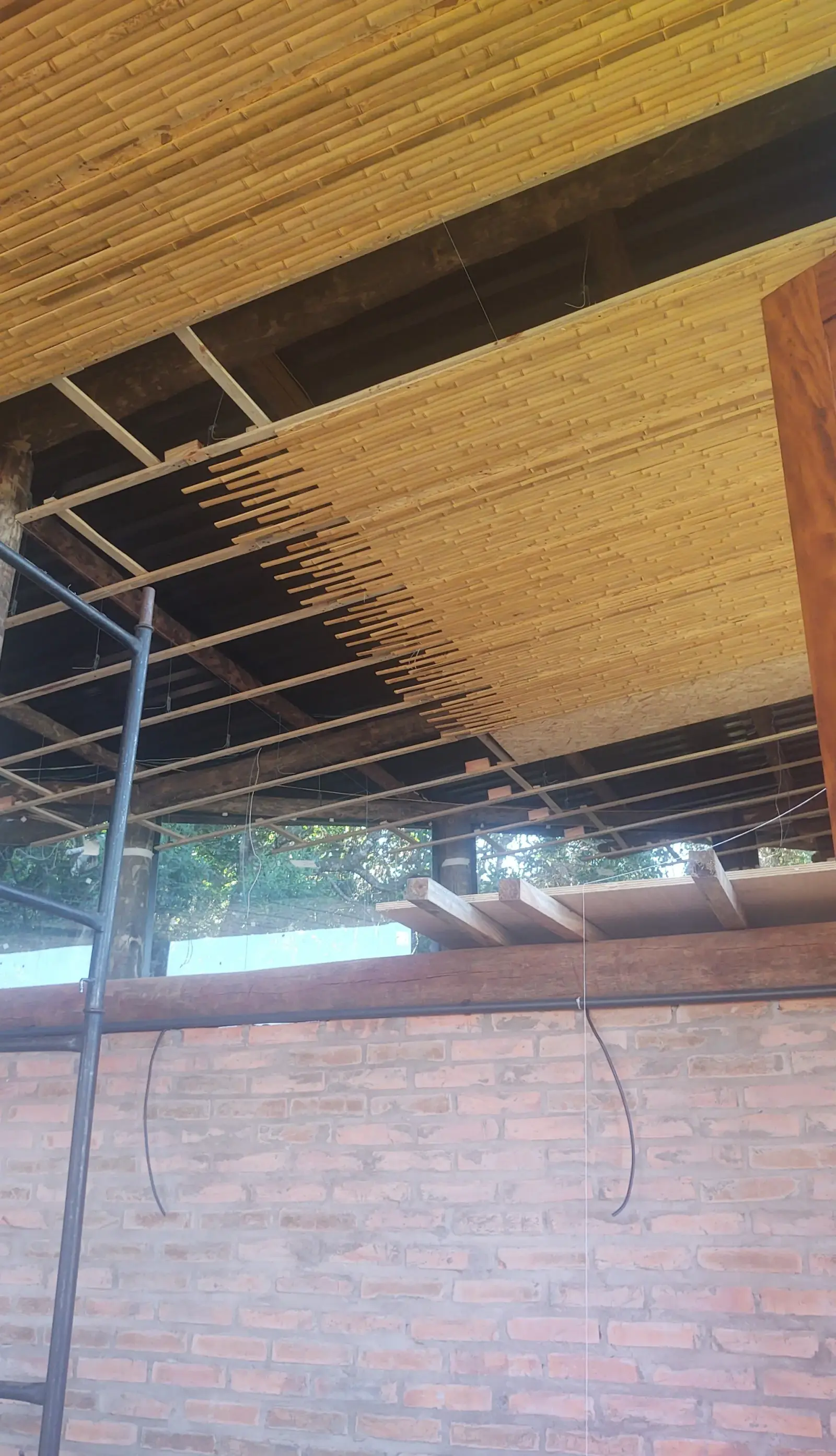 Estrutura e revestimentos de bambu do Vanara Bubble — registro de obra.